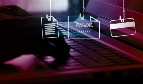 Angreifer fischen mit Phishing-Angriffen nach sensiblen Informationen Ein Dokument, ein Passwort und eine Kreditkarte hängen an Angelhaken, die von einem Angreifer, der vor einem Laptop sitzt, mittels eines Phishing-Angriffs gestohlen wurden.