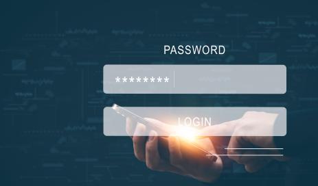 Ein Anmeldebildschirm mit Passwortfeld wird über einen Benutzer gelegt, der sein Smartphone in einer Hand hält und mit der anderen Hand tippt.