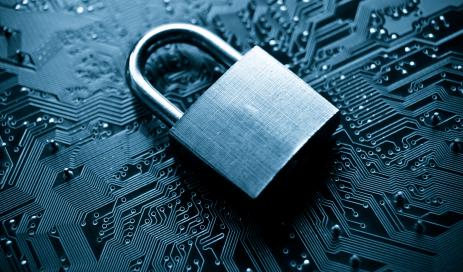 DSGVO-Konformität der IAM-Lösung Sicherheitsschloss auf einer Platine, das für die DSGVO-Konformität einer IAM-Lösung steht.