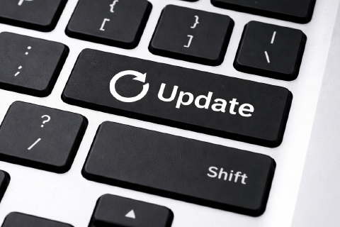 Laptoptastatur mit dem Wort Update und einem Pfeilkreis auf der Enter Taste