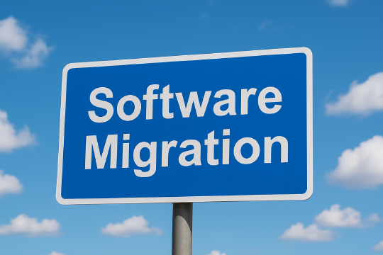 Engitys Software Migrationspfad von Keycloak zu Engity Vor einem blauen Himmel mit Wolken steht ein Blaues Verkehrsschild wie es oft auf Autobahnen zu sehen ist und auf dem Schild steht Software Migration.