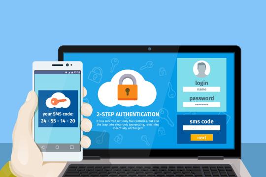 Computer- und Smartphonescreen zeigen ein Beispiel für eine Zwei-Faktor-Authentifizierung per SMS im Einsatz.