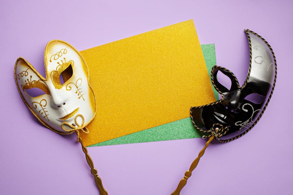 Multi-Tenancy-mit-Authentifizierungs-Environments-für-Directories-von-Engity Zwei venezianische Masken, die auf bunten Blättern liegen, beschreiben unterschiedliche Look & Feels von Engity's Multi-Tenancy Environments für Directories.