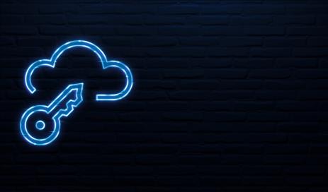 Ein Schlüssel steckt symbolisch in einer Datenwolke vor einer dunkelblauen Wand und beide Symbole sehen aus wie LED-Neonzeichen.