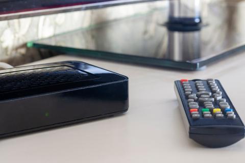 Nutzung internetfähiger Dienste über einen Smart-TV oder eine Set-Top-Box bei Engity Nutzung internetfähiger Dienste über die mitgelieferte TV-Set-Top-Box, den Fernseher und die TV-Fernbedienung.
