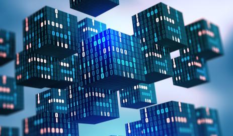 On-premise IAM vs. Cloud basiertes IAM Schwarze Digitale Würfel auf denen Einsen und Nullen stehen, symbolisieren gespeicherte IAM-Daten für Cloud basiertes IAM.