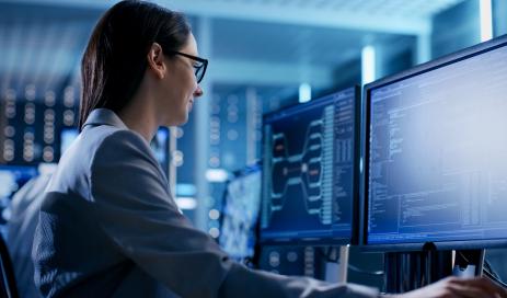 Die Ingenieurin führt ein technisches Audit durch, indem sie den Bildschirm betrachtet und die Daten bzgl. der Anforderungen der DSGVO auswertet.