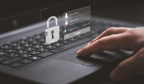 Ein Angreifer sitzt an einem Laptop und versucht, sich mit gestohlenen Login-Daten in einer anderen Anwendung anzumelden.